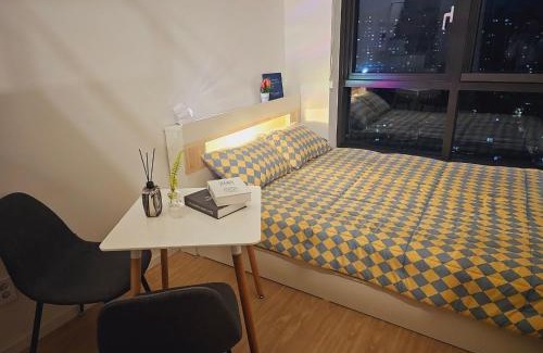 Miseong-dong Apartment | 서울의 야경을 품은 스테이
