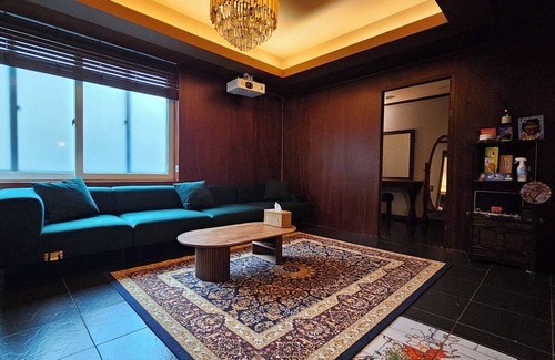 Seogyo-dong House | [홍대 메인거리] 외국인 전용 숙소, 유니크한 인테리어