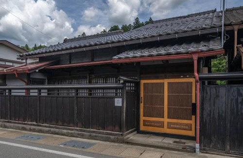 Hida Takayama Onsen House | 【1日1組限定4名まで同額】宮川沿いの町家一棟貸切ステイ ～WAT RESORT 飛騨まちやど 桜～