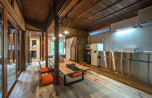 Hida Takayama Onsen House | 【1日1組限定4名まで同額】宮川沿いの町家一棟貸切ステイ ～WAT RESORT 飛騨まちやど 桜～