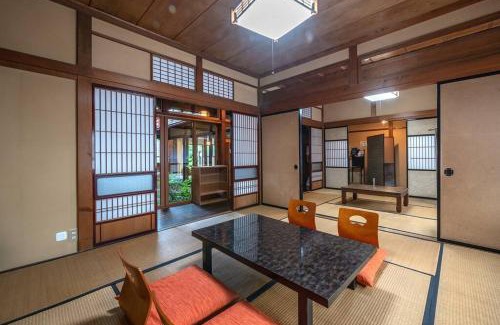 Hida Takayama Onsen House | 【1日1組限定4名まで同額】宮川沿いの町家一棟貸切ステイ ～WAT RESORT 飛騨まちやど 桜～