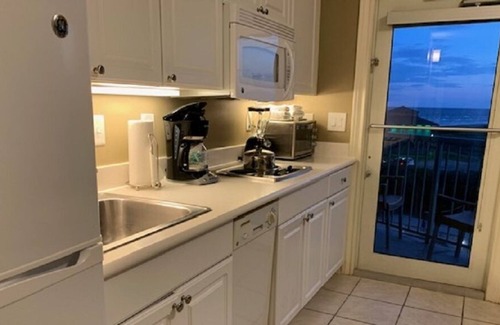 Galveston Resort | 1/1 Resort On Beach, Private Balcony wi/Pool/Gulf View, Fully Equipped Kitchen