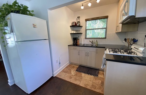 West Palm Beach Apartment | 1/1 steps from downtown w/bikes. clean & comfortable