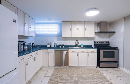 Mississauga House | 1,200sq.ft comfy & clean home with luxury bedding.Sleep as a king!