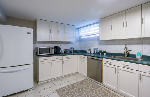 Mississauga House | 1,200sq.ft comfy & clean home with luxury bedding.Sleep as a king!