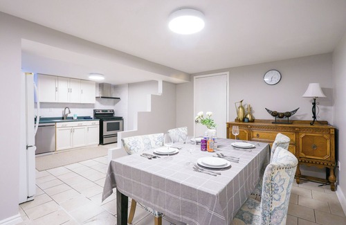 Mississauga House | 1,200sq.ft comfy & clean home with luxury bedding.Sleep as a king!