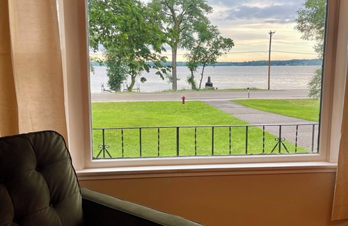 Buffalo House | 1 acre lake front 4 bedroom home on Buffalo Lake close to Downtown shops.