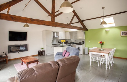 Newcastle-on-Clun Cottage | 1 BEACON VIEW BARN, pet friendly, with hot tub in Beguildy