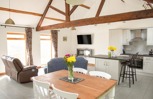 Newcastle-on-Clun Cottage | 1 BEACON VIEW BARN, pet friendly, with hot tub in Beguildy