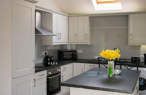 Newcastle-on-Clun Cottage | 1 BEACON VIEW BARN, pet friendly, with hot tub in Beguildy