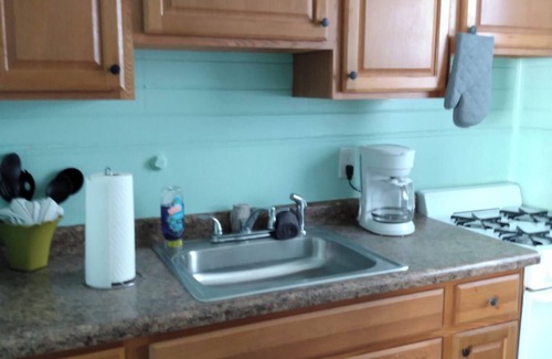 Beaverdale Apartment | 1 bed, 1 bath Central DM by VA Hospital North of Drake University No Stairs.