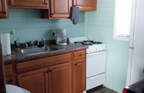 Beaverdale Apartment | 1 bed, 1 bath Central DM by VA Hospital North of Drake University No Stairs.