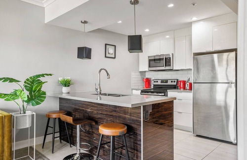 Downtown Calgary Condo | 1 Bed + 1 Bath Riverside Bliss Condo In Downtown