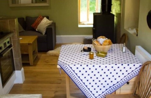 Usk Cottage | 1 bed Barn, open living space , pet friendly, rural, with easy access from M4nnn