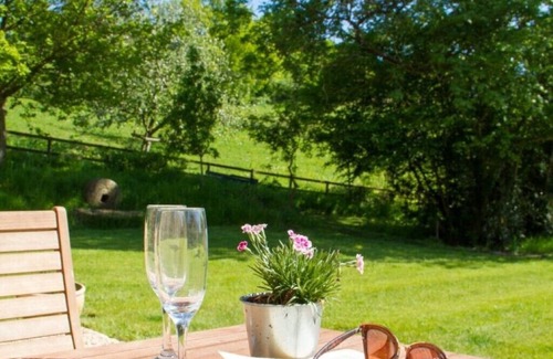 Usk Cottage | 1 bed Barn, open living space , pet friendly, rural, with easy access from M4nnn