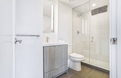 Flemingdon Park Condo | 1 Bed + Den Luxe Suite -Inn On The Park at Sunnybrook - North York