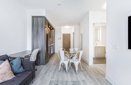 Flemingdon Park Condo | 1 Bed + Den Luxe Suite -Inn On The Park at Sunnybrook - North York