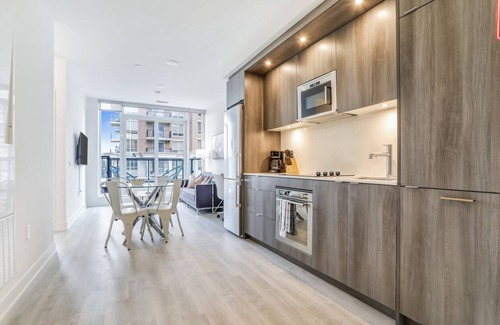 Flemingdon Park Condo | 1 Bed + Den Luxe Suite -Inn On The Park at Sunnybrook - North York