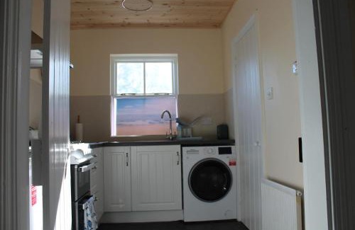 Templenoe Apartment | 1 Bed Flat - Sleeps 2 - Parking - Wifi