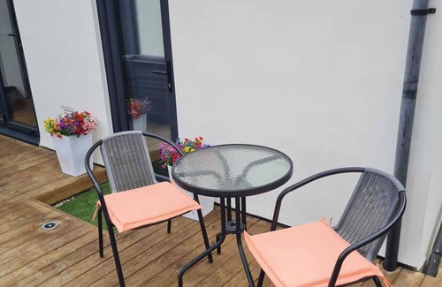 Old Harlow Apartment | 1 Bed Sleeps 2-Parking-Garden-2 min train station