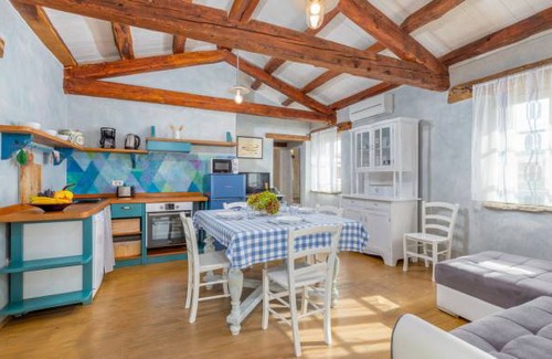 Karlovici Apartment | 1 bedroom accommodation in Zminj