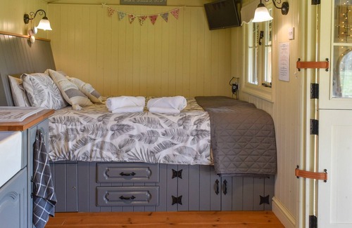 Alresford Cabin | 1 bedroom accommodation in Bighton, near Ropley