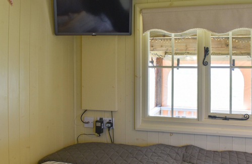 Alresford Cabin | 1 bedroom accommodation in Bighton, near Ropley