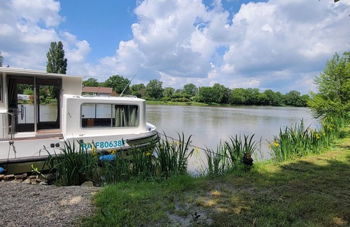 Bonny-sur-Loire Boat Rental | 1 Bedroom Houseboat in 45420 - BONNY SUR LOIRE
