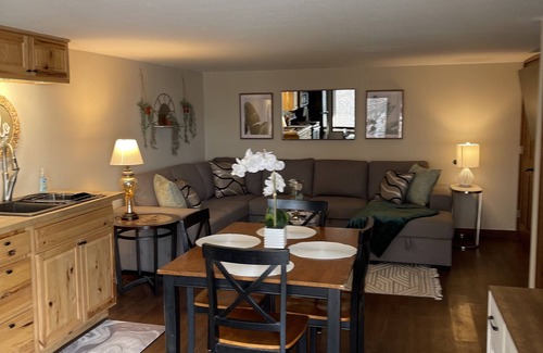La Crosse Apartment | 1 Bedroom lake facing apartment less than 8 miles From Downtown La Crosse.