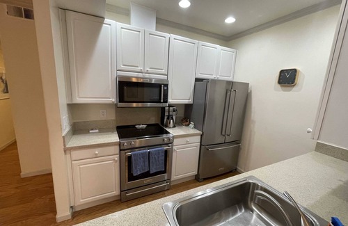 Evergreen Park Apartment | 1 Bedroom & Office, Near Caltrain and Stanford
