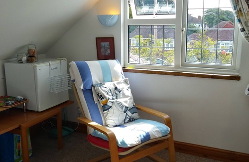 Littlehampton Apartment | 1 Bedroom Studio Flat, close to beach, own entrance and parking.