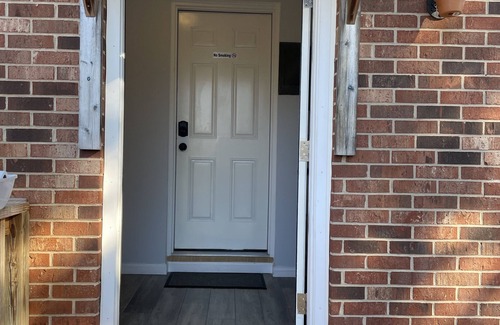 Hickory House | 1 Bedrooms 1 Bath apartment in a very nice and quiet neighborhood