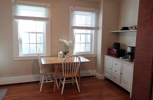 Framingham House | 1 BR unit, private entrance and bathroom, free parking, walk to FSU