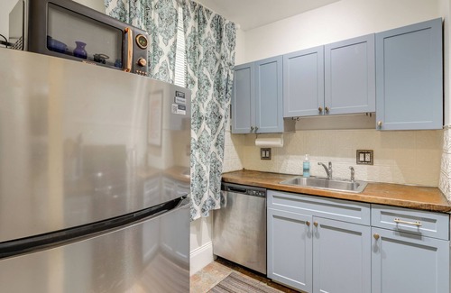 College Hill Condo | 1 Mi to Dtwn Providence: East Side Retreat!