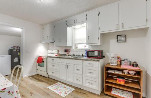 Joplin House | 1 Mi to Main St Joplin Cozy Home with Shared Yard!