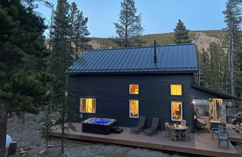 Saint Mary's House | 1 Mi to St Marys Glacier Trail Modern Mtn Cabin!