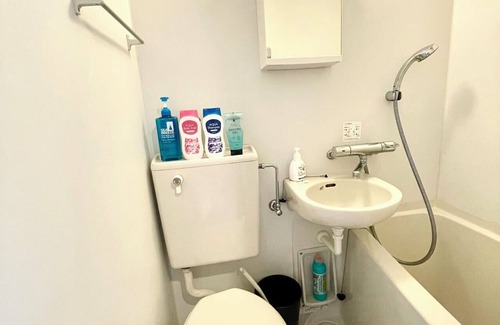 Nishi-Shinjuku Apartment | 1 room apartment beside Shinjuku Chuo Park, with separated bathroom and toilet