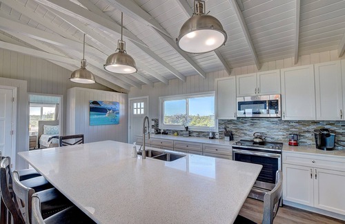 Staniel Cay Villa | #1 Villa with Swim Up Pool Bar, Hot Tub, Pickle Ball,Private Beach-Solar Powered