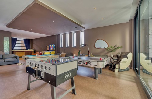 Brussels House | 10/Comenstay.be/660m2 townhouse GameRoom+Terrace+Jacuzzi+Sauna for groups 35+pp