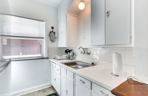 Beverly Hills Apartment | 10 Mi to Downtown St Louis: Convenient Apartment!