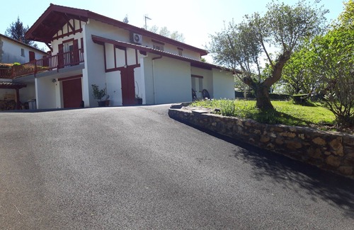 Espelette Apartment | 10 minutes walk from Espelette, 2 bedrooms on the ground floor of a house, with a garden.