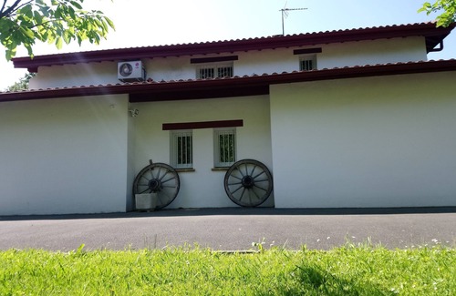 Espelette Apartment | 10 minutes walk from Espelette, 2 bedrooms on the ground floor of a house, with a garden.