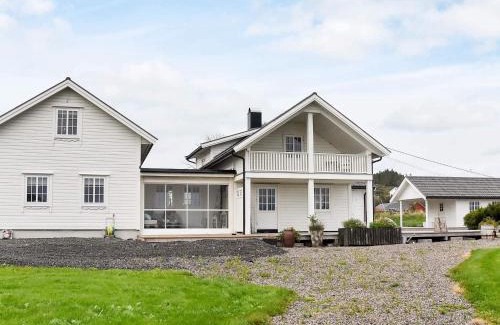 Fraena House | 10 person holiday home in Tornes I Romsdal