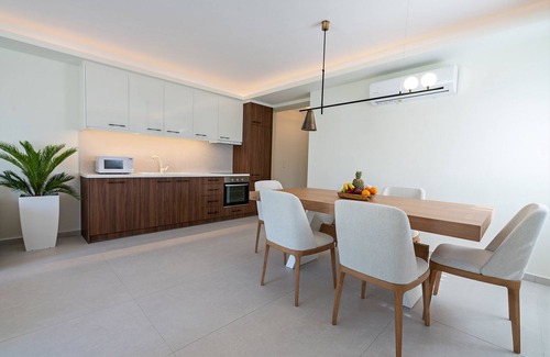 Rethymno Villa | 100m from the beach, hot tub, ping pong, sauna, gym & private sun beds!