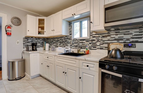 Teaneck House | 11 Mi to Manhattan: Pet-Friendly Duplex w/Yard!