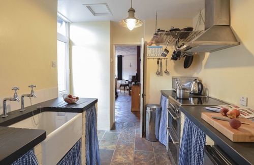 Caernarfon Cottage | 12 VICTORIA TERRACE, pet friendly, with open fire in Penygroes