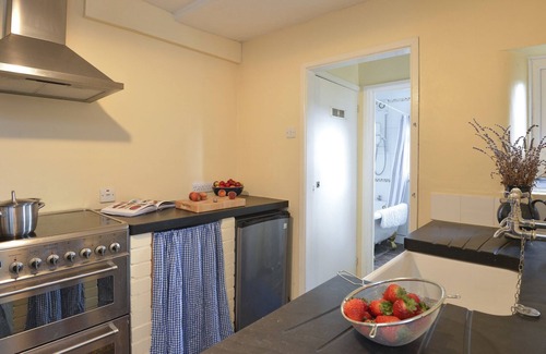 Caernarfon Cottage | 12 VICTORIA TERRACE, pet friendly, with open fire in Penygroes