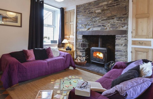 Caernarfon Cottage | 12 VICTORIA TERRACE, pet friendly, with open fire in Penygroes