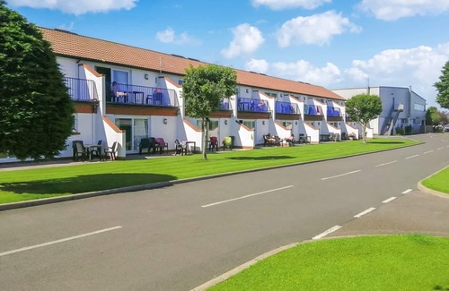 Wigton House | 12ft-wide caravan with one double and two twin.