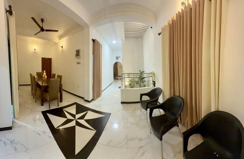 Hendala Apartment | 15 minutes to Port City and Galle Face Greens!